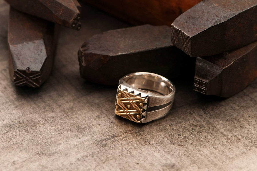 #040 - Signet Ring graphic pattern - GOLD