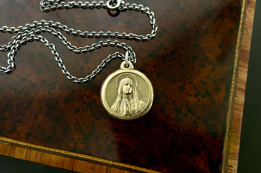 #080 - Necklace Madonna in Prayer - GOLD