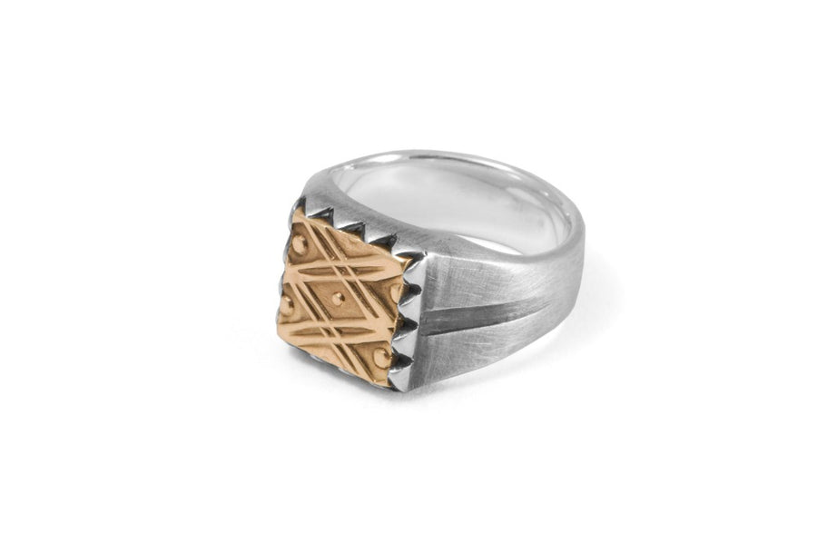#040 - Signet Ring graphic pattern - GOLD