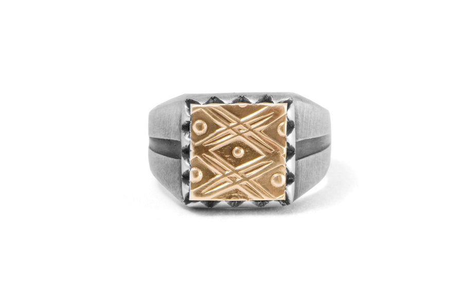 #040 - Signet Ring graphic pattern - GOLD