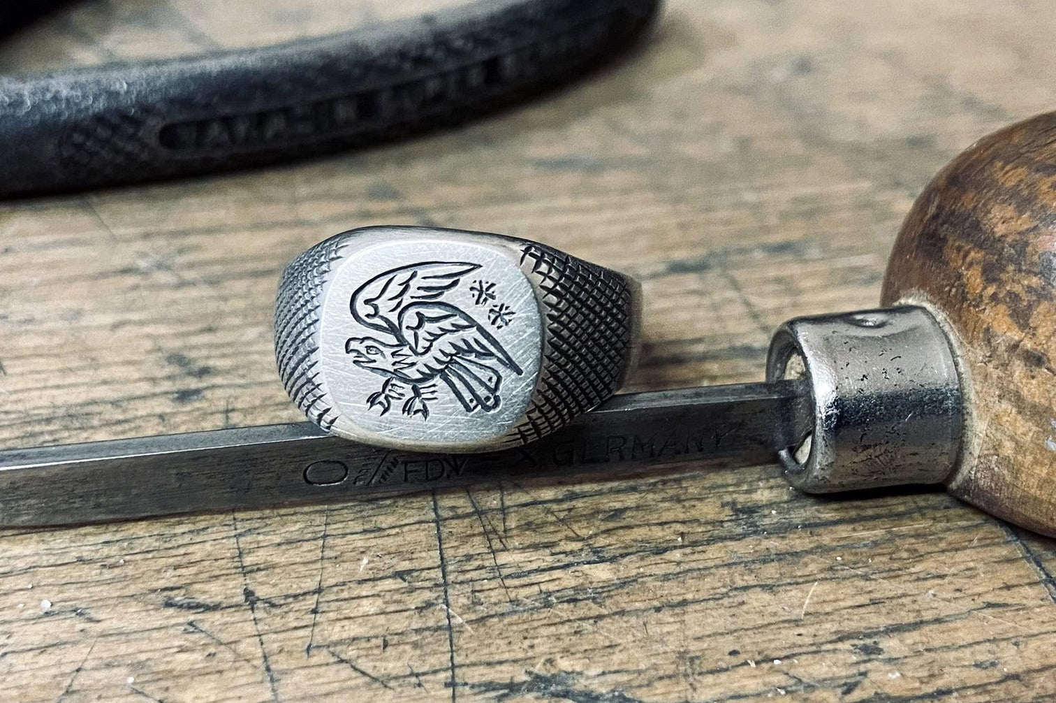 000 - How to order a custom hand engraved signet ring– 877 Workshop