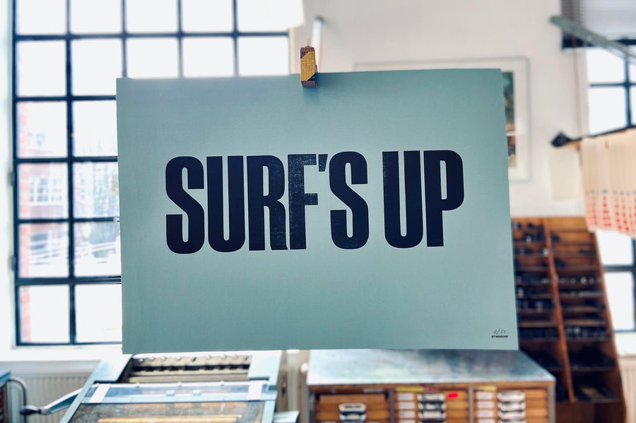 #176 - Poster Woodtype Surf's Up - 877 Workshop