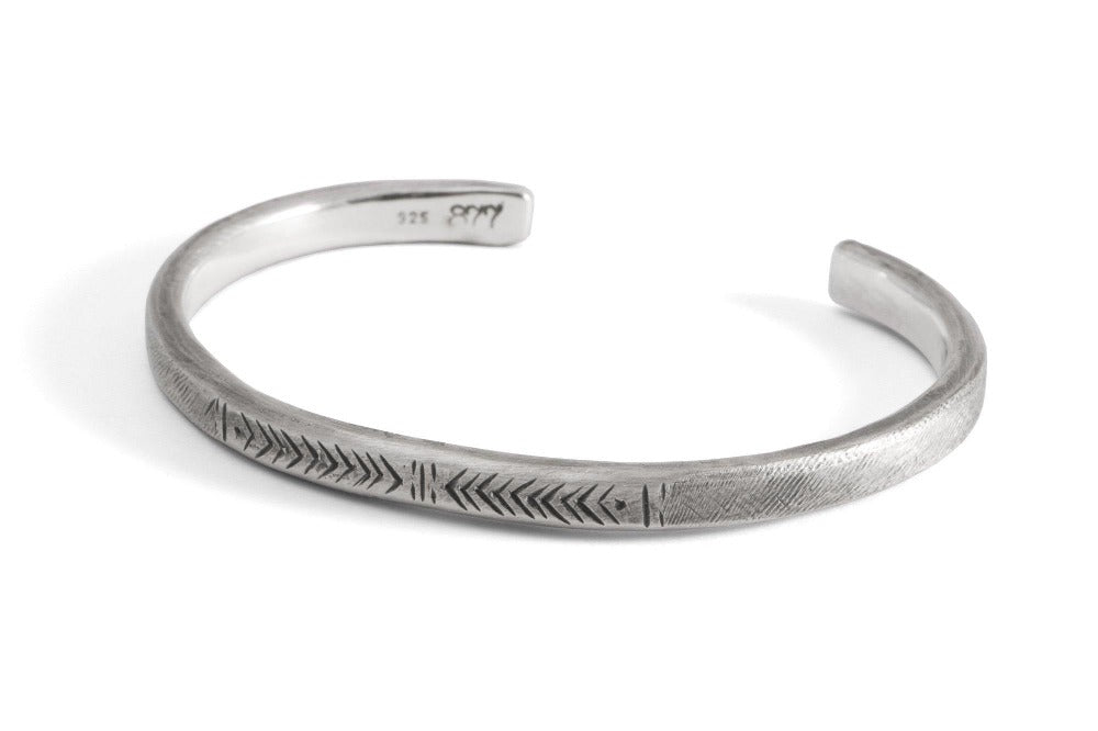 048 Bangle hand engraved pattern 877