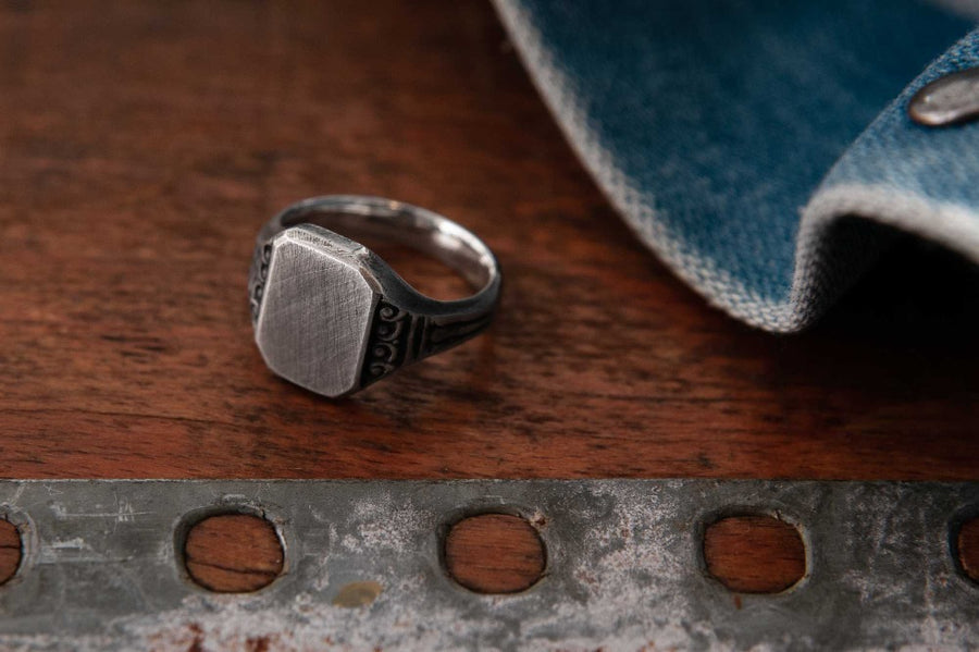 #025 - Signet Ring Deco